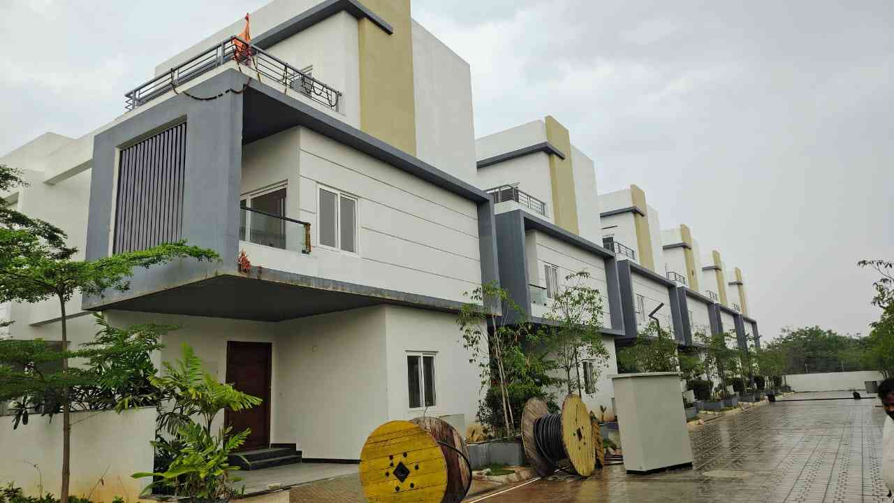 HALLMARK ( OAKSHIR VILLAS)
